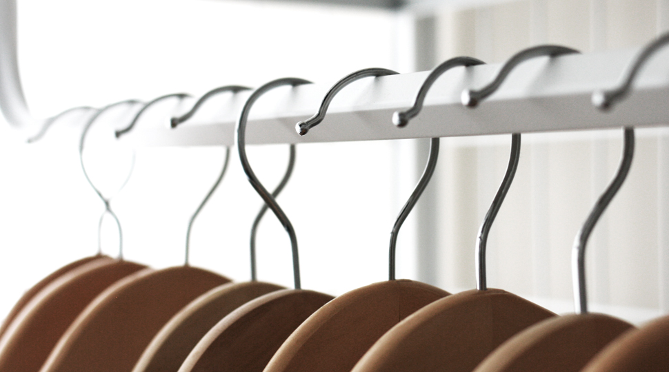 noa-noir-lifestyle-wardrobe-curation-declutter-closet-minimal-hanger-system-0